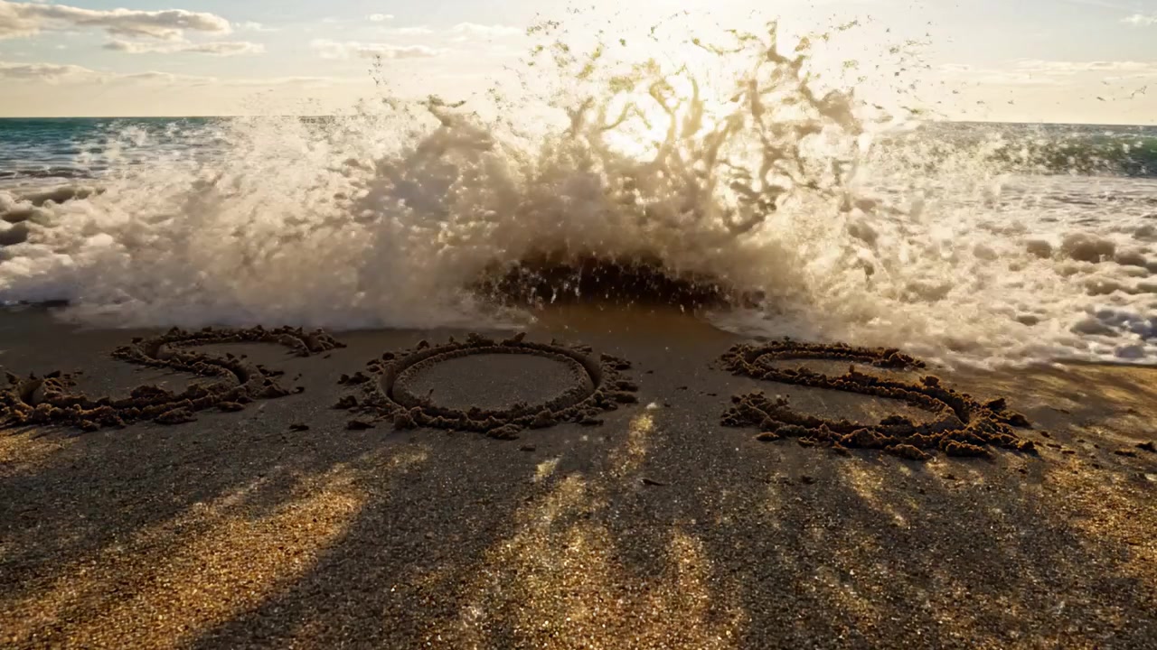 Richiesta urgente di aiuto: Un segnale di soccorso scritto nella sabbia sulla spiaggia, catturato in uno scenario glorioso al tramonto con le onde che si avvicinano.