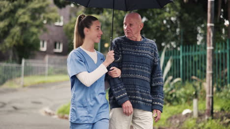 Regenschirm,-Krankenschwester-Und-Spaziergang-Mit-Einem-Alten-Mann