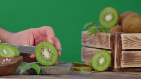el hombre corta un kiwi fresco, una cosecha fresca de kiwi.
