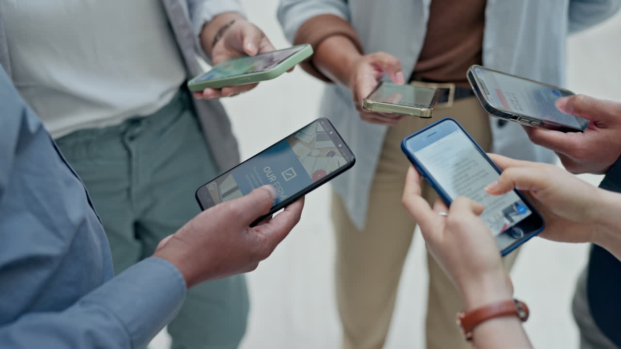 gente de negocios, teléfono y manos en círculo