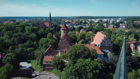 Vista-Aérea-De-Una-Antigua-Catedral-Católica-Y-Un-Castillo-Medieval-En-Una-Pequeña-Ciudad-Del-Este-De-Europa-En-Olsztyn-Polonia