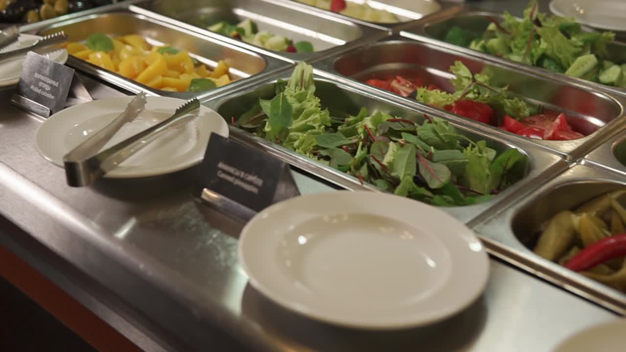bar de ensaladas de restaurante con verduras y frutas frescas