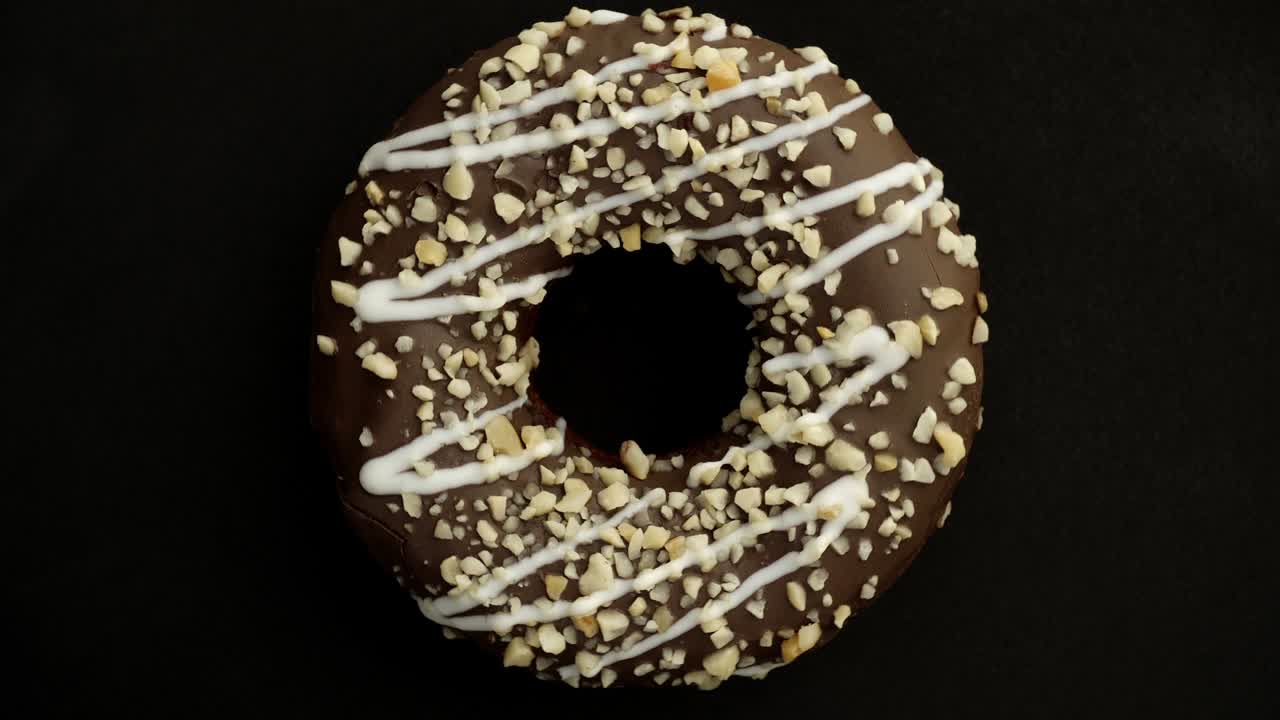 пончик с глазурой вблизи. беспрепятственный цикл.