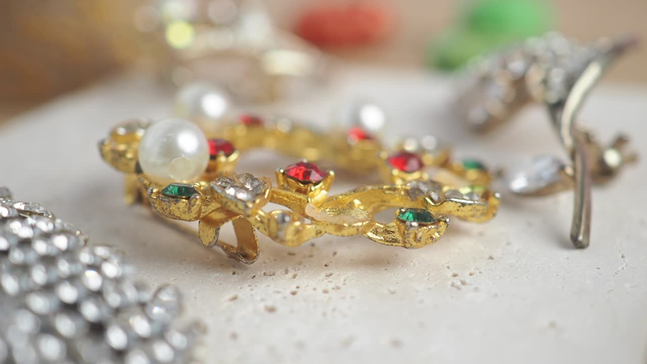 Elegant Vintage Gold Brooch with Pearls and Colorful Gemstones