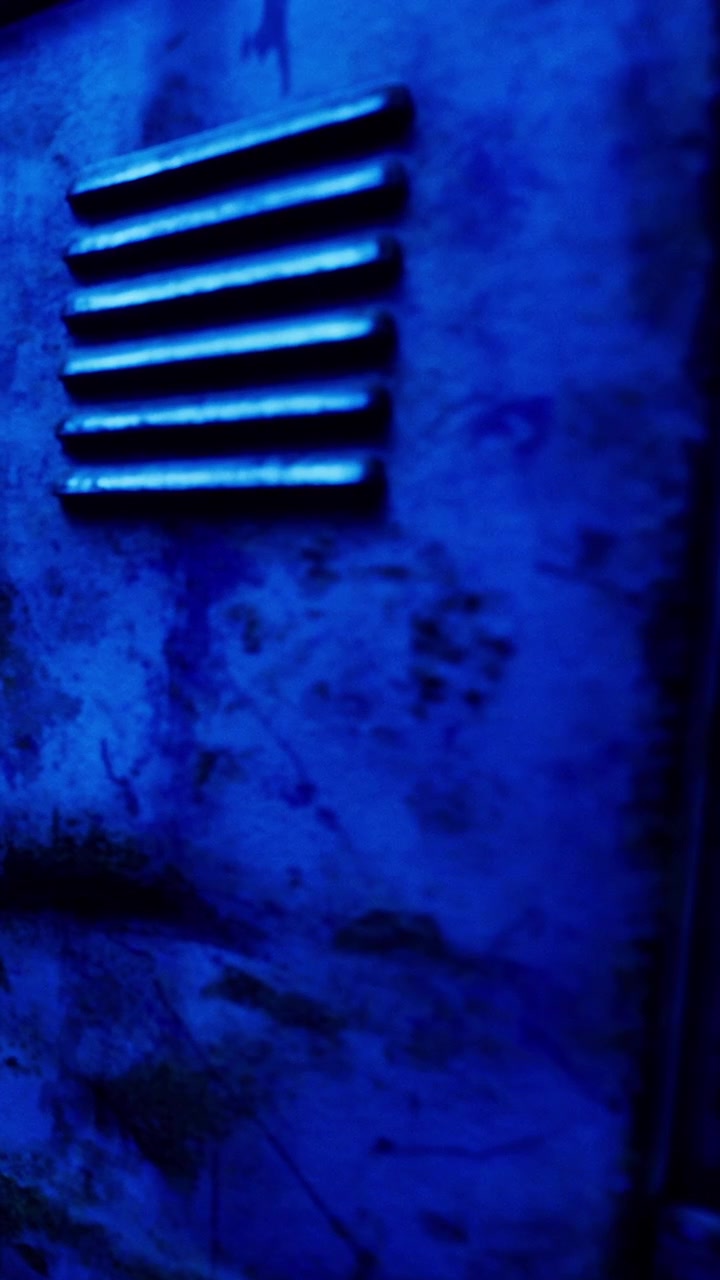 Superfície azul escura com linhas e textura em um ambiente interno