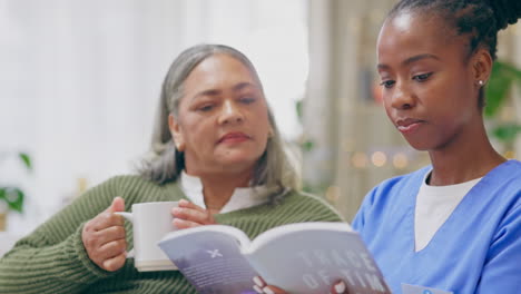 café, lectura y enfermera con una anciana en el sofá
