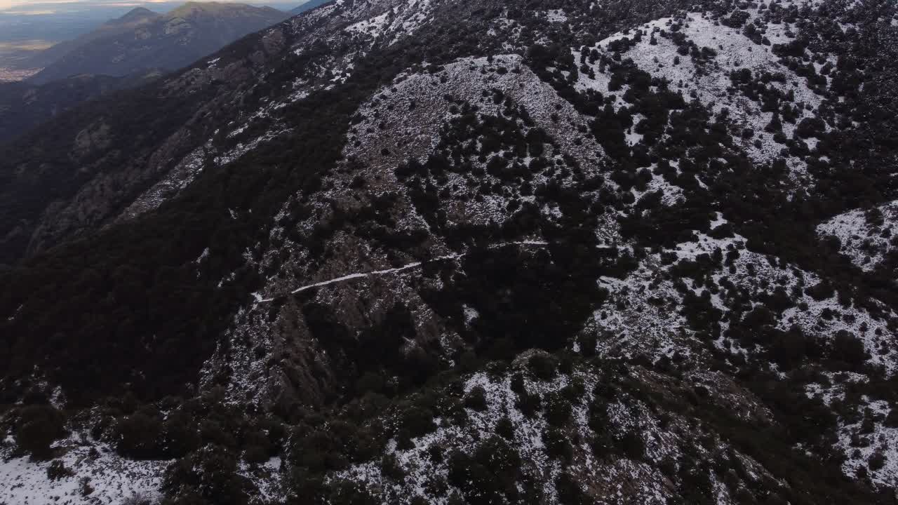 눈 덮인 산맥의 조감도, 팬은 계곡, 황혼, 앞으로, 사르데냐를 드러낸다