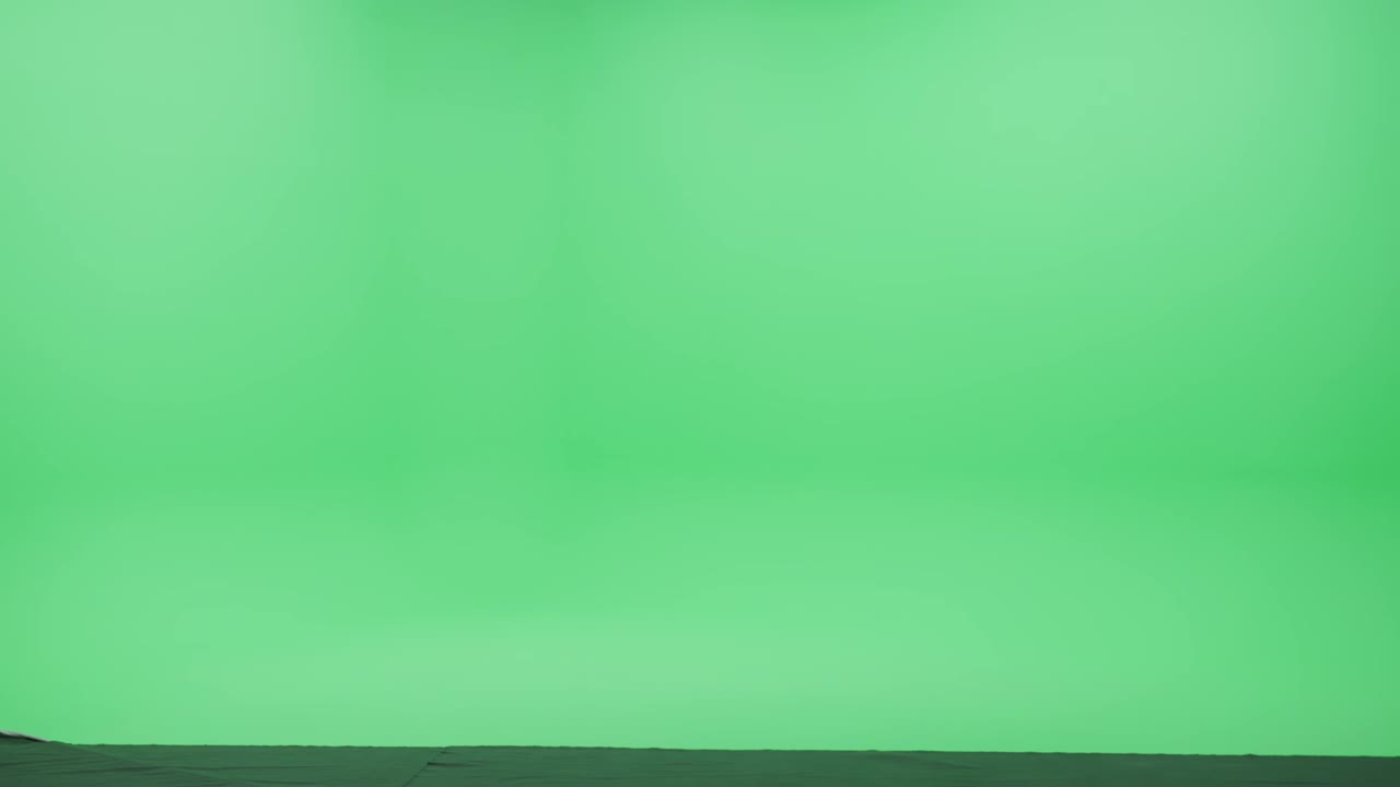 tela verde chroma chave estúdio: bela jovem adolescente vestindo roupas casuais elegantes caminha através da sala da esquerda para a direita. câmera de visão lateral filmado