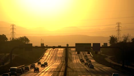 Verkehrsfluss-Auf-Der-Autobahn-Us36-Zur-Sonnenuntergangsstunde