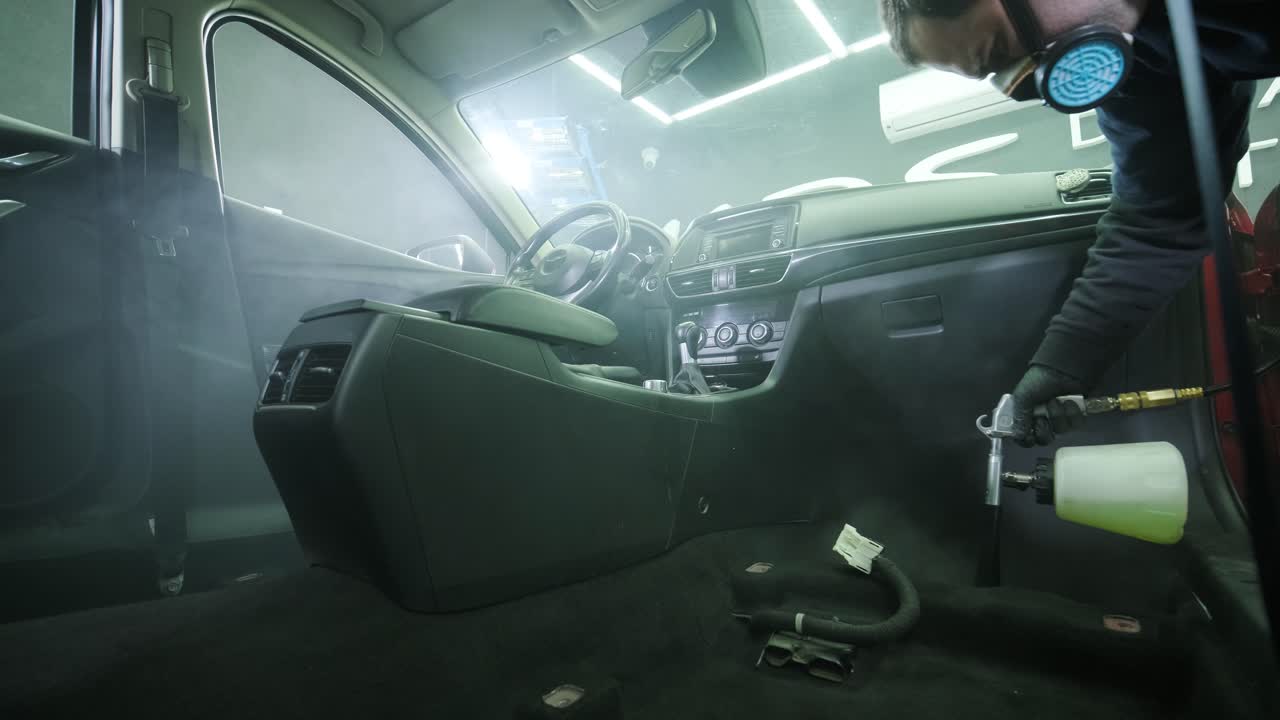 전문적인 자동차 청소. 샤워. 인테리어 세부 사항. 자동차 인테리어를 건조 청소 및 세부 사항; 깊은 좌석 청소; 자동차 세탁에서 거품을 는; 먼지에서 자동차 패널을 청소하는; 진공청소기