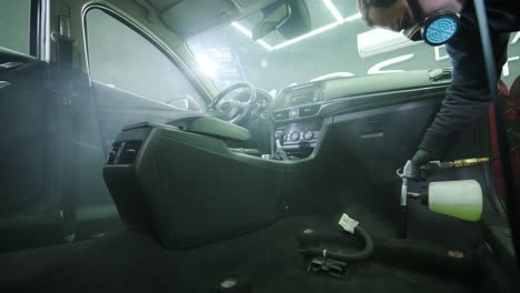 limpieza profesional de automóviles. lavado de sars. detalles interiores. limpieza en seco y detalles del interior de un automóvil. limpeza profunda de asientos. limpeza de espuma en el lavado de automóviles; limpieza del panel del automóvil del polvo. una aspiradora