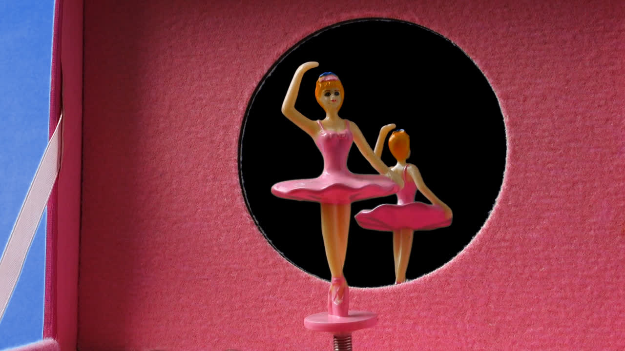 Il carillon con la ballerina danzante. Canale alfa incluso. Png+alpha. Puoi inserire il tuo specchio con il tuo riflesso.
