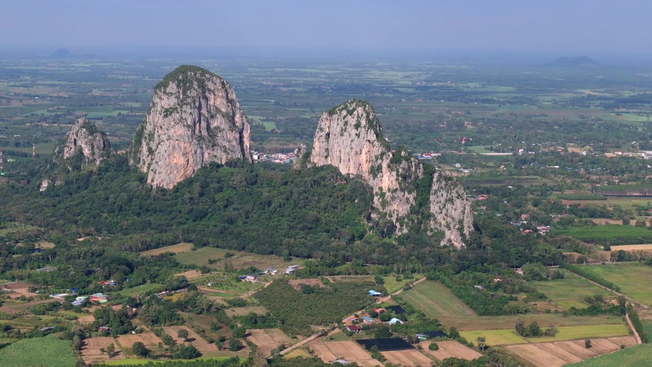 Cảnh quay bằng drone ghi lại những đỉnh núi đá vôi karst thẳng đứng ở Sa Kaeo, Thái Lan