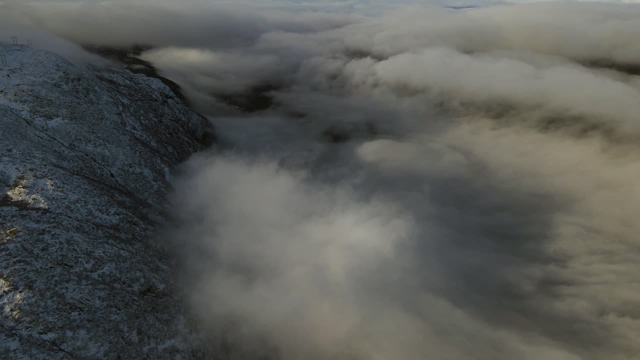 volando sobre nubes bajas y un valle al amanecer en el sur de noruega