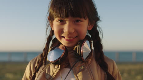 Nahaufnahme-Eines-Porträts-Eines-Kleinen-Asiatischen-Mädchens-Im-Strandpark,-Das-Fröhlich-Lächelt-Und-Gesichter-In-Die-Kamera-Macht-Und-Spaß-Hat