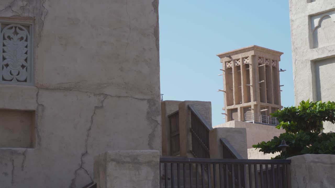 torre eólica en edificio en dubai heritage en el barrio histórico de al fahidi, emiratos árabes unidos