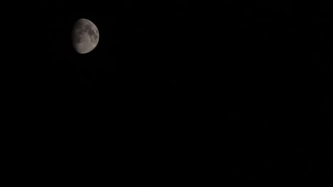 Vista-Timelapse-De-La-Fase-Menguante-Creciente-De-La-Luna-Pasando-Contra-El-Cielo-Nocturno-Negro