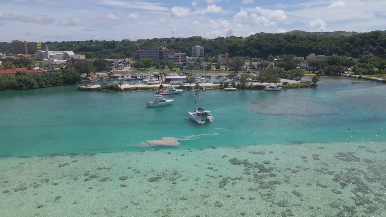 drone aéreo sobrevolando la cuenca del barco hagatna y un catamarán en guam, ee.uu.