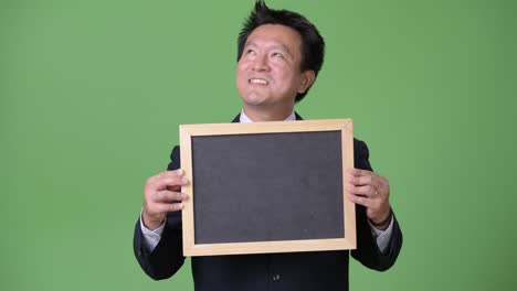 녹색 배경에 성숙한 일본 사업가