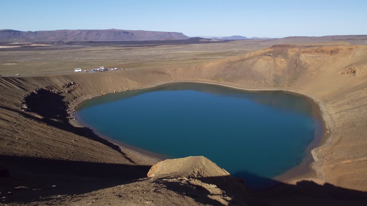 tomada panorámica del lago del cráter de viti en el área volcánica de kraftla