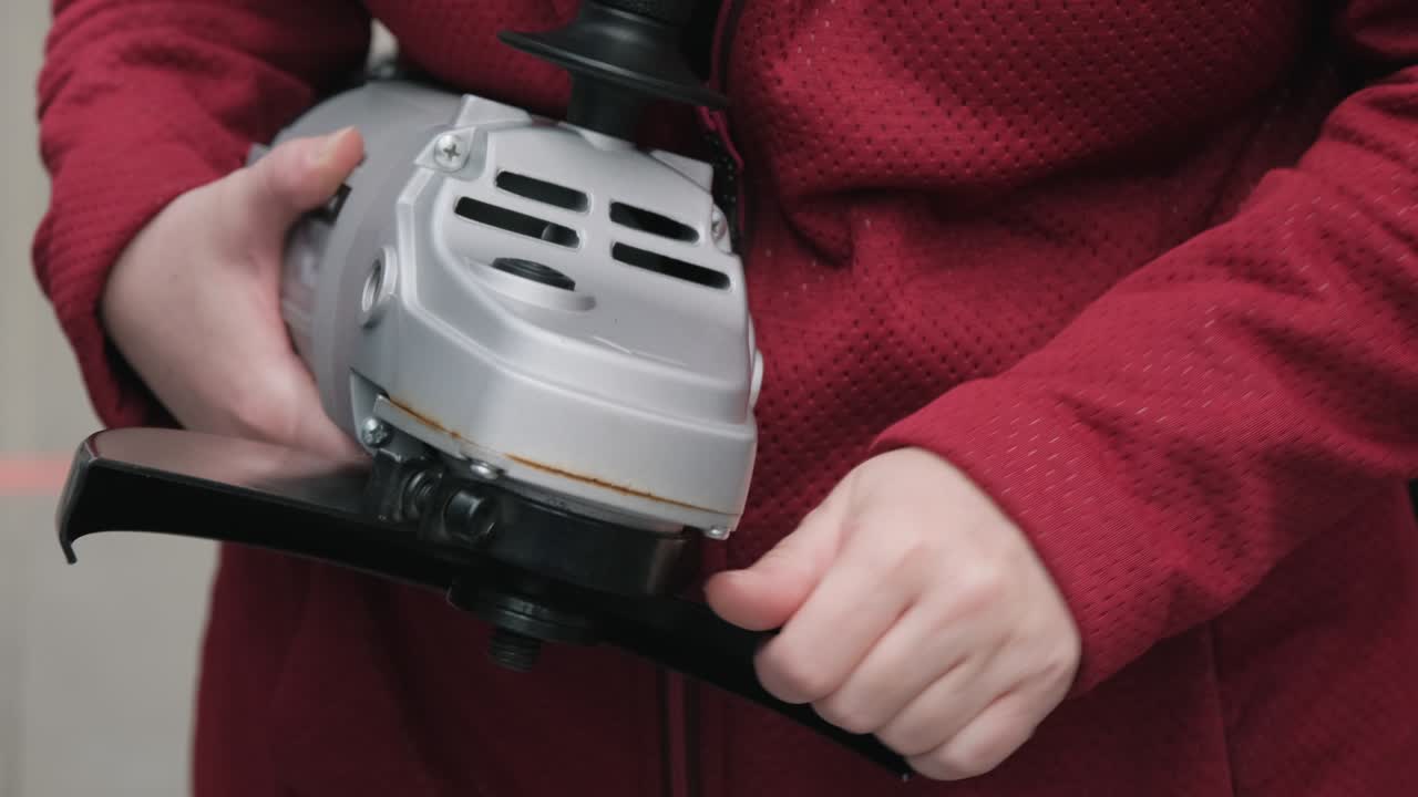 en una tienda una chica compra una sierra eléctrica