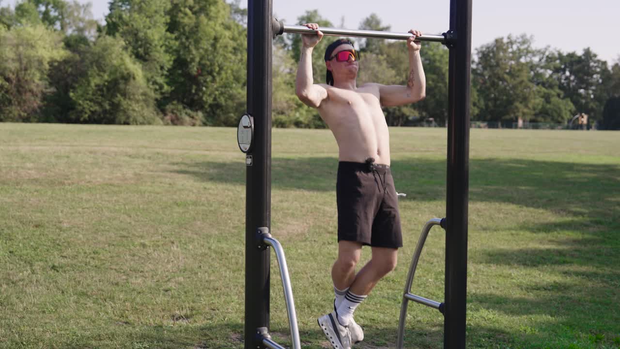 los hombres musculosos hacen pull ups mientras que los drones hacen movimientos circulares de seguimiento, chequia