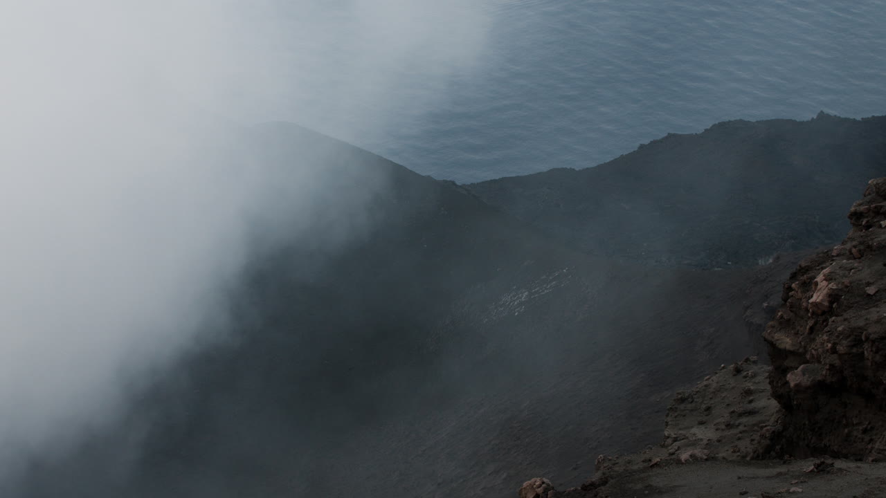 Vulcão Stromboli em vídeos em 4K 23