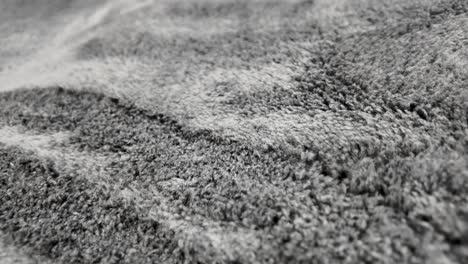 primer plano de una alfombra gris difusa