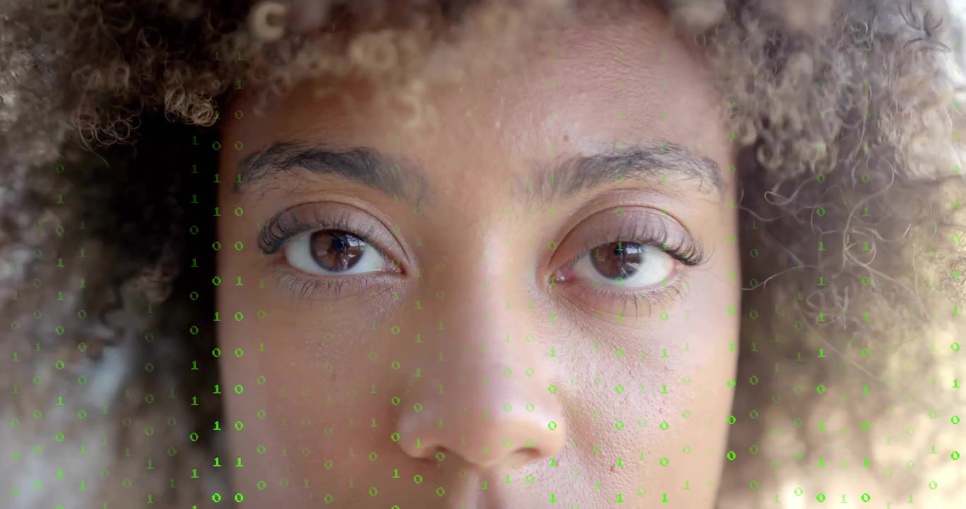 Caméra reculant, femme ouvrant puis fermant les yeux, tandis qu'une superposition binaire scintille pour une démonstration technologique.