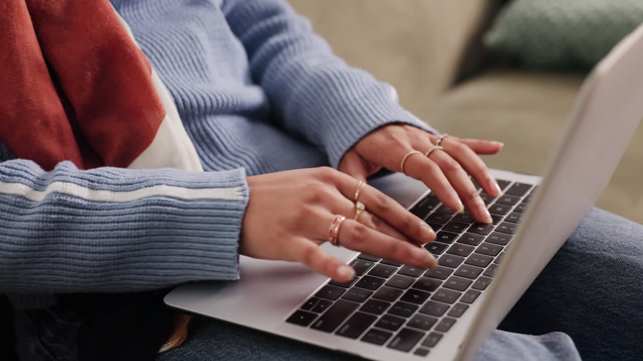 mujer escribiendo en una computadora portátil