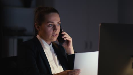 Empresaria-Caucásica-Trabajando-Hasta-Tarde-En-La-Oficina.