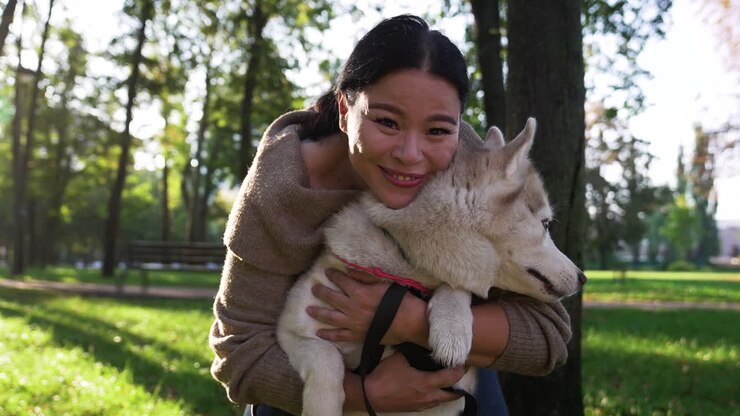 Padrona di animali domestici in posa con il suo cane