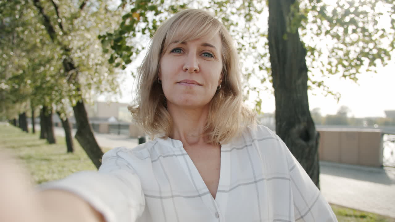 mulher tirando selfie em um parque