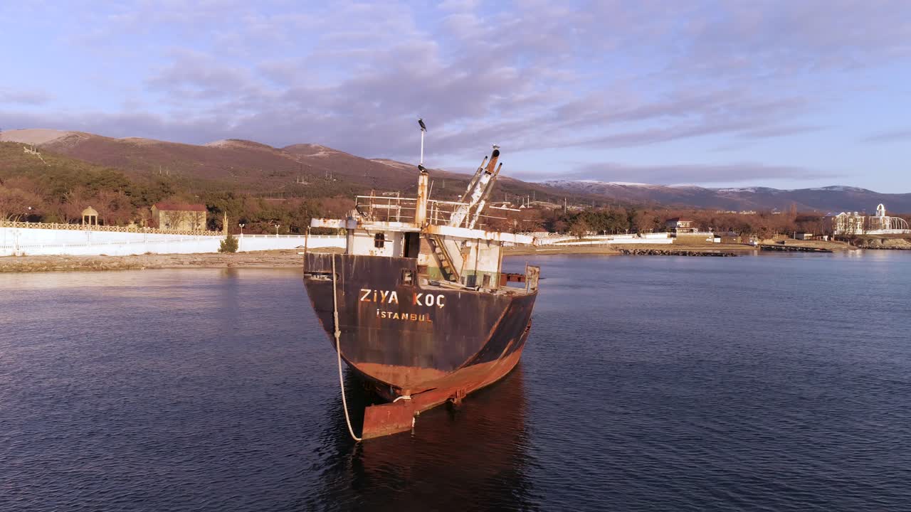 해안 해안선 에 버려진 배 붕괴