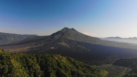 Paisaje-Aéreo-De-Un-Hermoso-Volcán-En-Un-Brillante-Día-De-Verano,-Imágenes-En-Cámara-Lenta