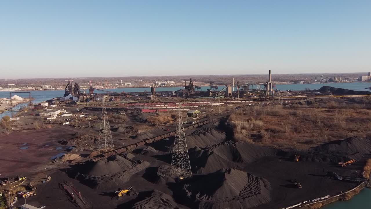 montón de carbón utilizado para la planta de energía industrial: el zumbido de windsor en la isla zug junto al río detroit en detroit, michigan