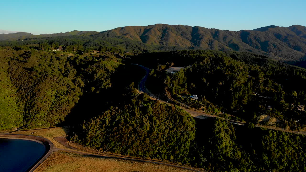뉴질랜드 주 고속도로,  ⁇ 둥이 호수  ⁇ , 풍경 공개 - 공중