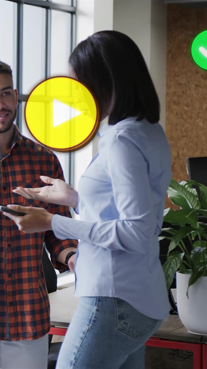 Video verticale: Donna che tocca il telefono e mostra la tecnologia a un collega, icone che appaiono e si sovrappongono.