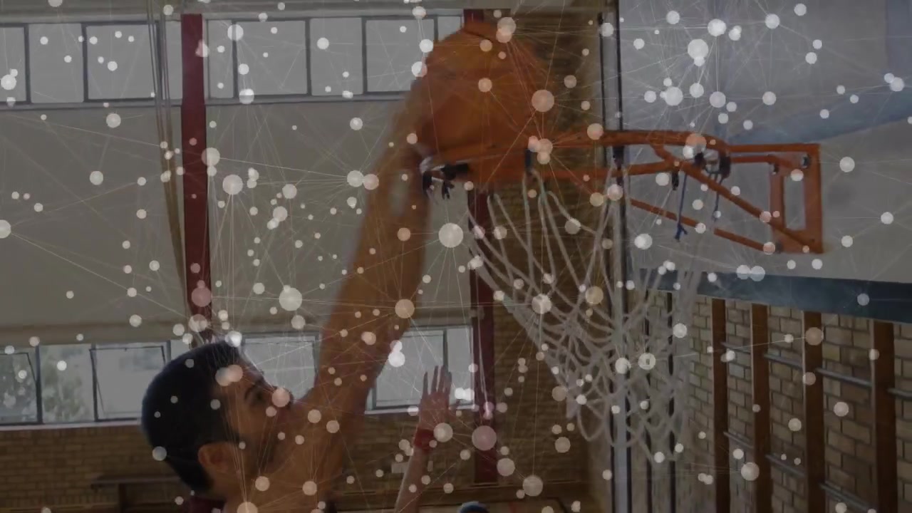 Due giocatori maschi che mostrano un overlay di analisi sportiva con punti traslucidi che collegano la palla e il canestro.