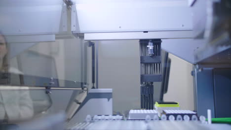 sistema de pipetación automatizado en acción en un laboratorio. francia