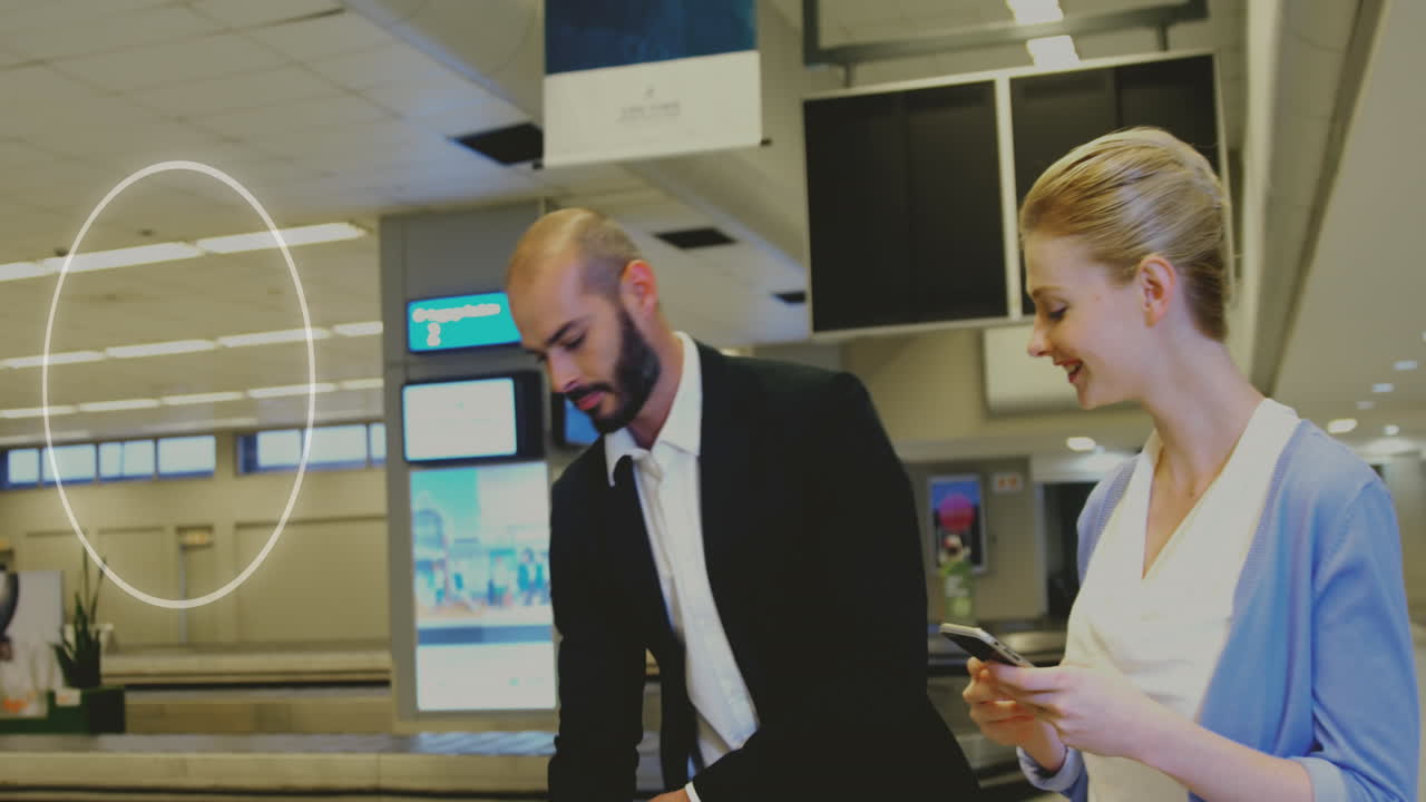 анимация икон и обработка данных над различными деловыми людьми в офисе