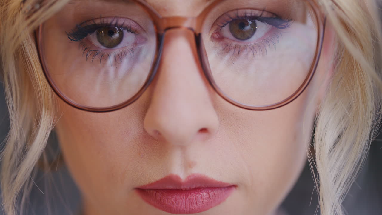 primer plano de los ojos de la mujer mientras lee