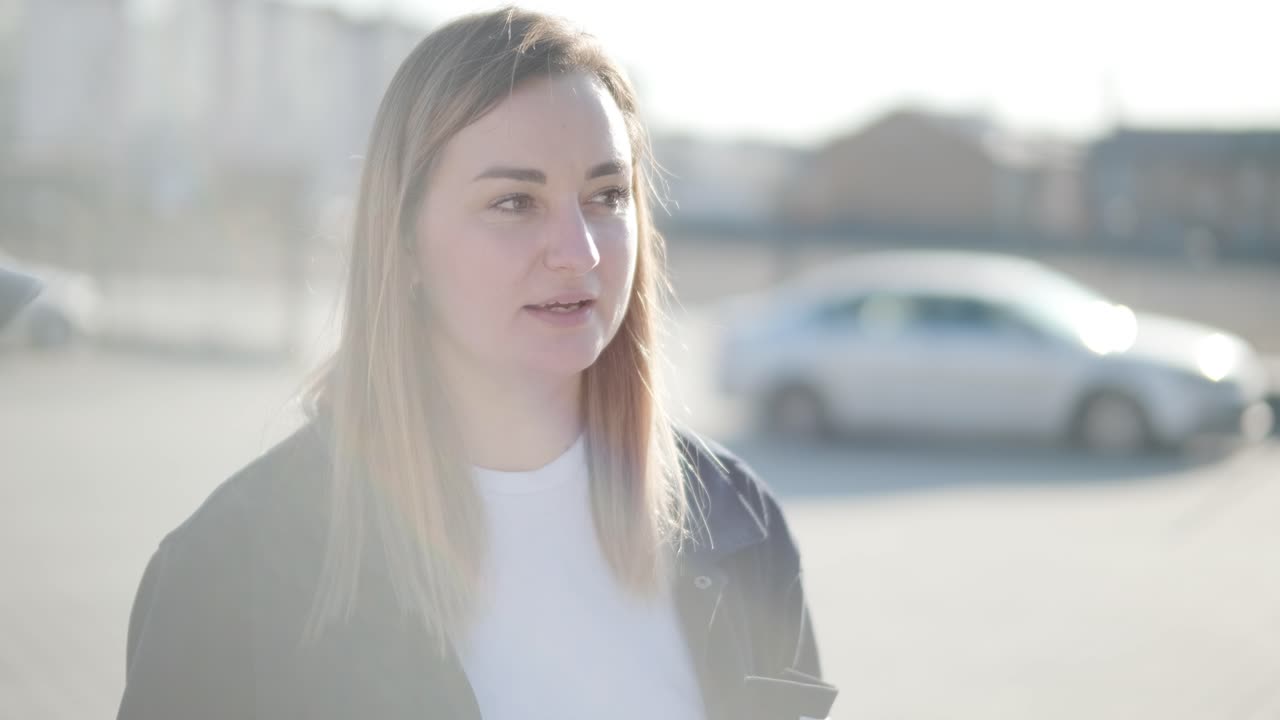 gerente de servicio de automóviles caminando por la oficina