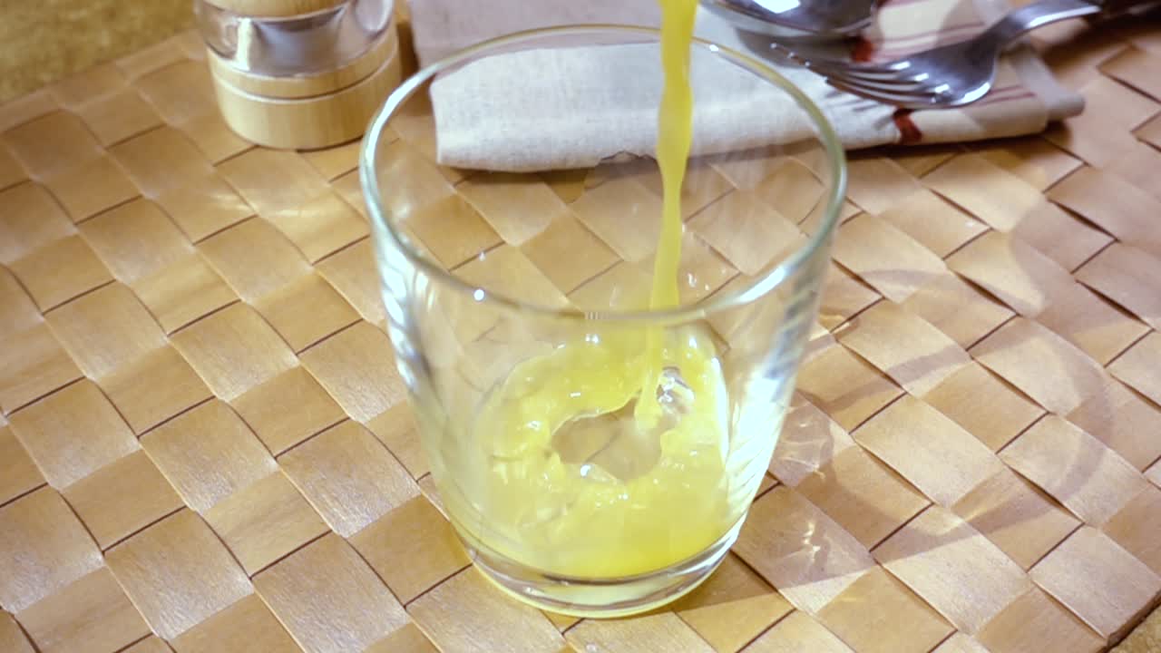 오렌지 주스가 잔에  ⁇ 어지는 것, 아침 아침 식사, 회전 추적 촬영과 함께 느린 동작.