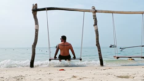 Hombre-Balanceándose-En-Un-Columpio-En-La-Playa