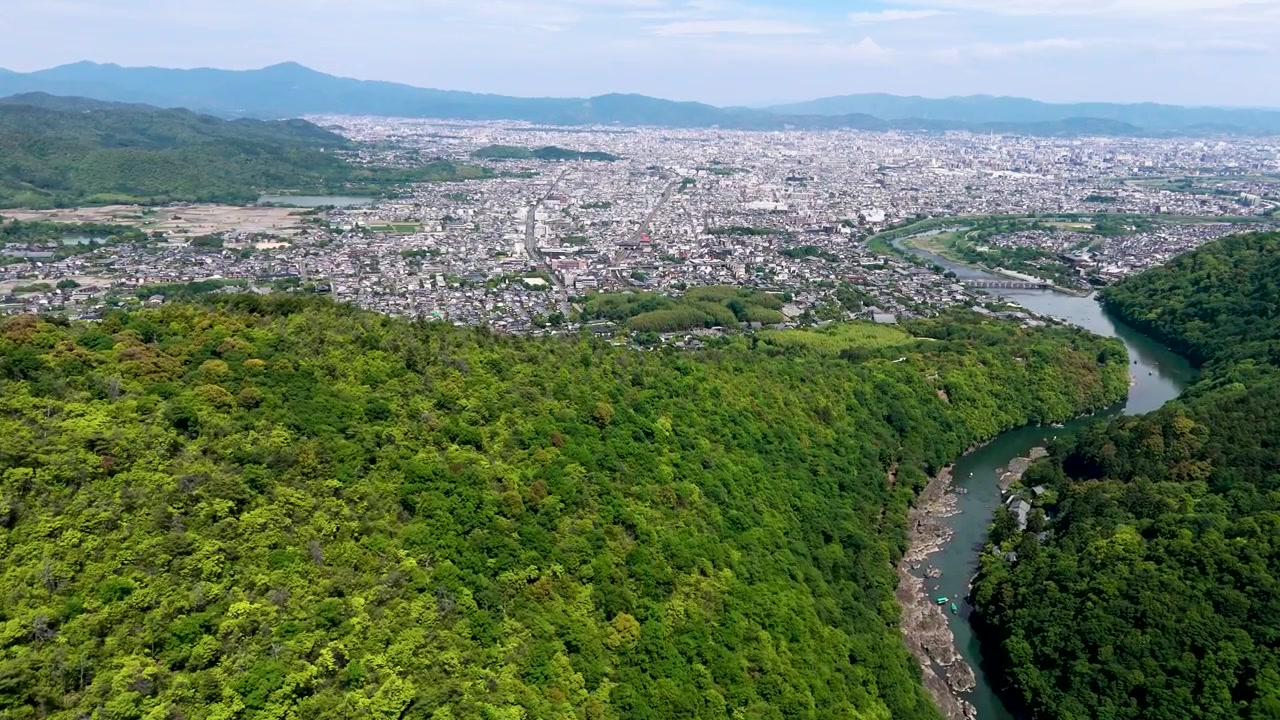 Veduta aerea con drone della città e del paesaggio di Kyoto in estate