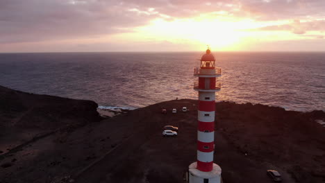el faro en los acantilados canarios en gran canaria