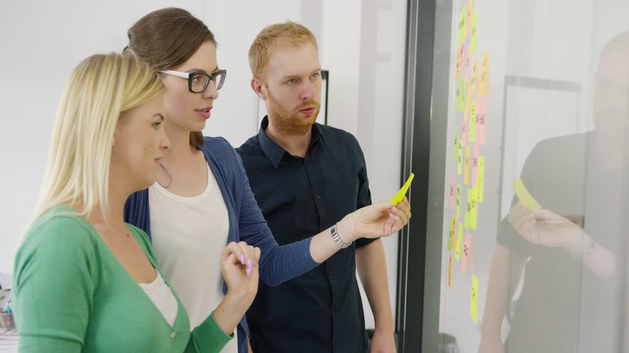 jóvenes compañeros de trabajo trabajando en plan