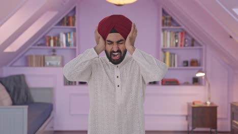 hombre indio sikh frustrado gritando
