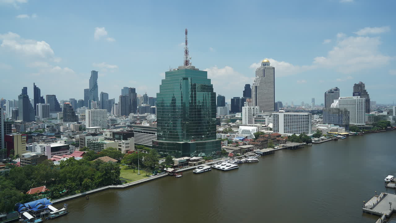 방콕, 태국, 중앙 지구, 차오프라야 강변, 현대식 건물, 타워 및 수로 교통의 시간 경과